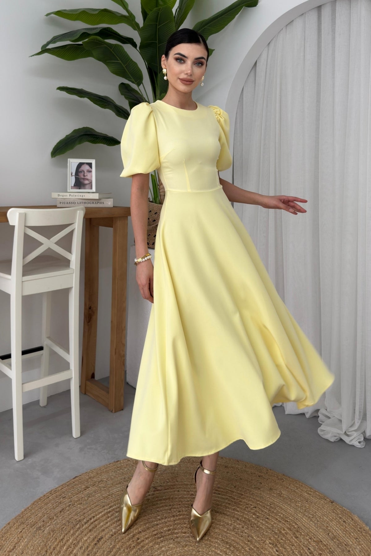 Abendkleid mit Rundhalsausschnitt, Midi-Länge und ausgestelltem Rock