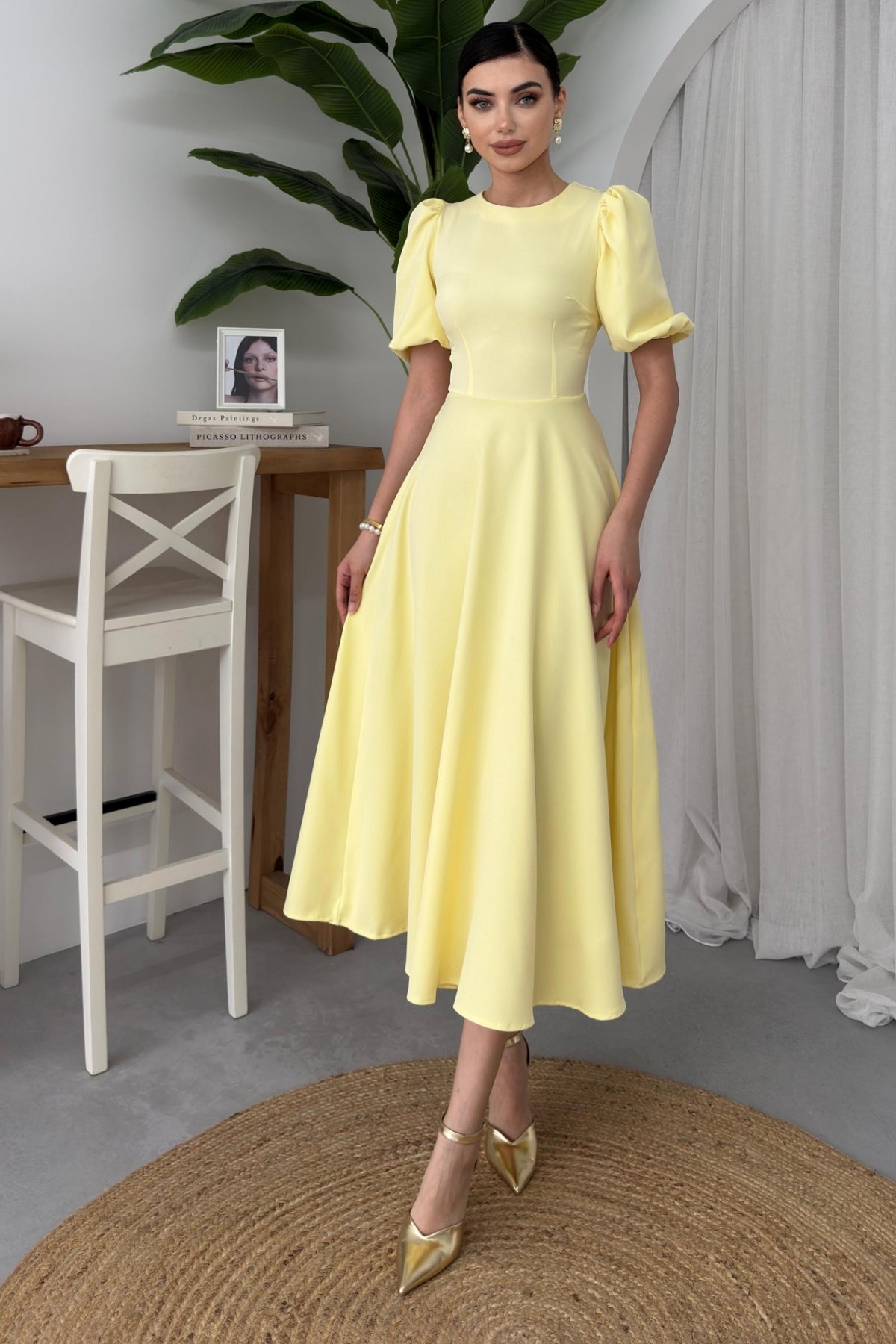Abendkleid mit Rundhalsausschnitt, Midi-Länge und ausgestelltem Rock
