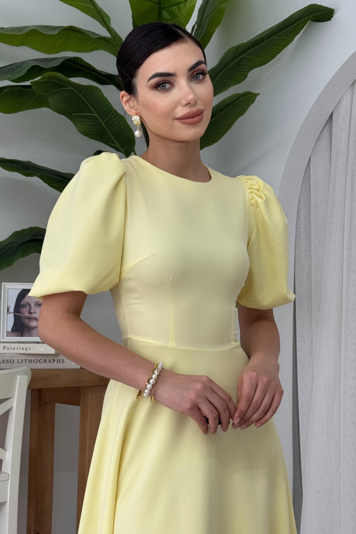Abendkleid mit Rundhalsausschnitt, Midi-Länge und ausgestelltem Rock