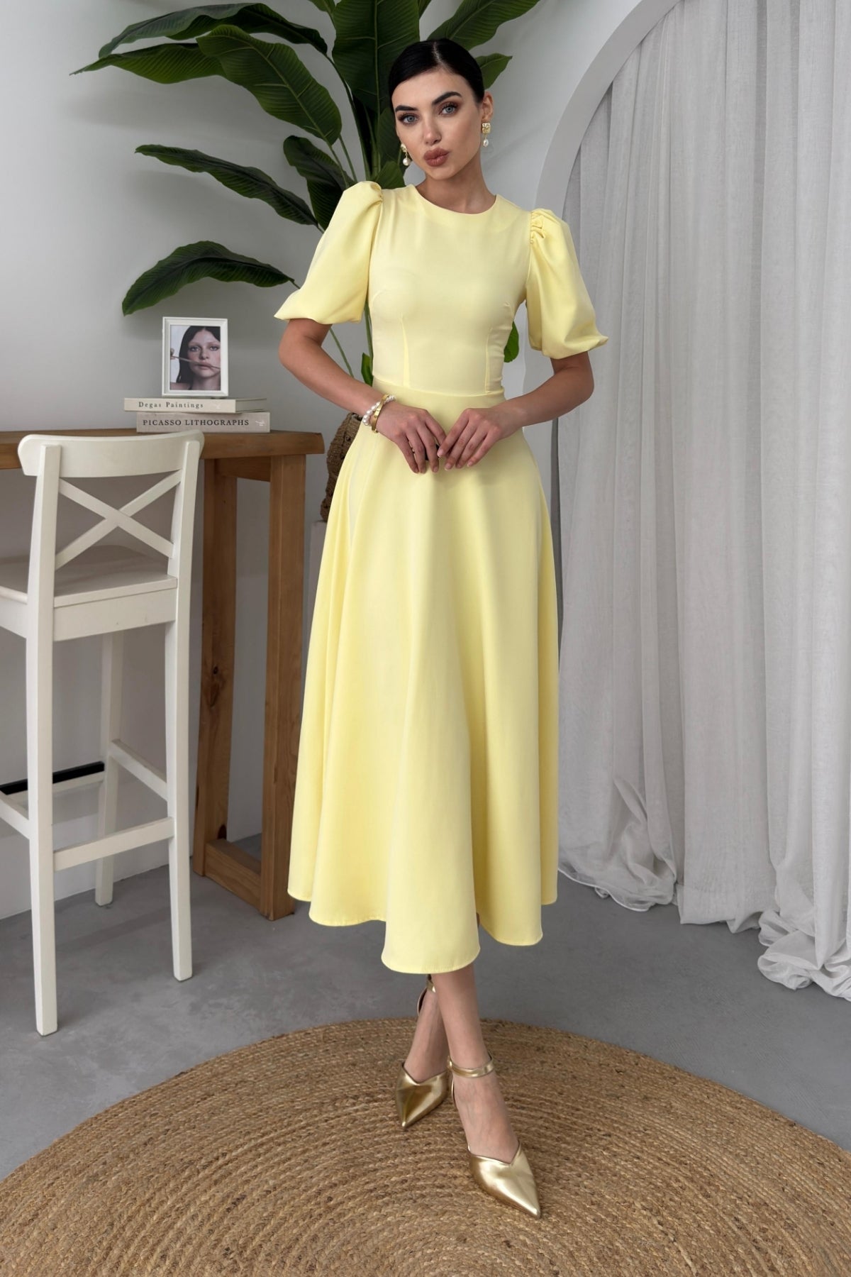 Abendkleid mit Rundhalsausschnitt, Midi-Länge und ausgestelltem Rock