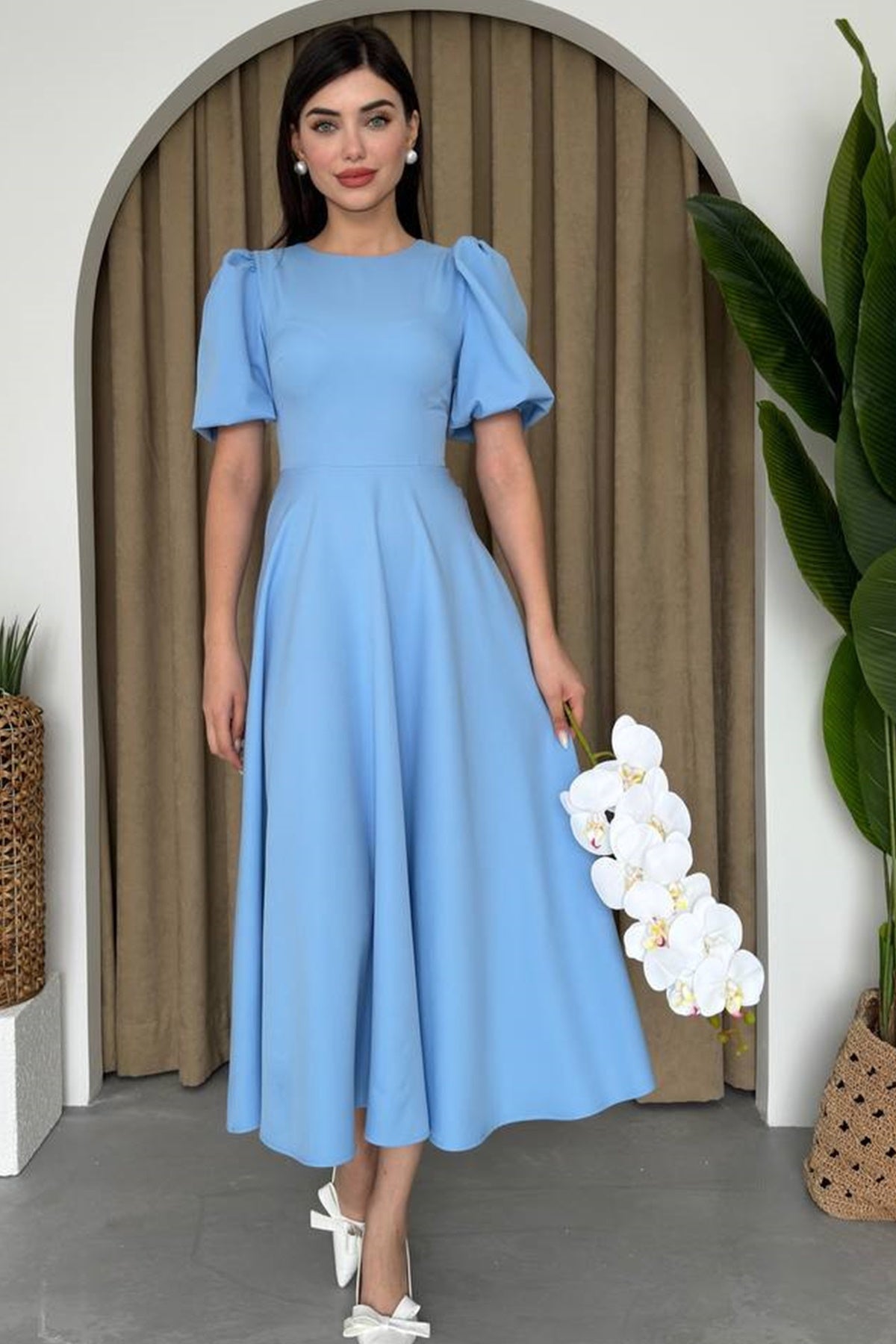 Abendkleid mit Rundhalsausschnitt, Midi-Länge und ausgestelltem Rock