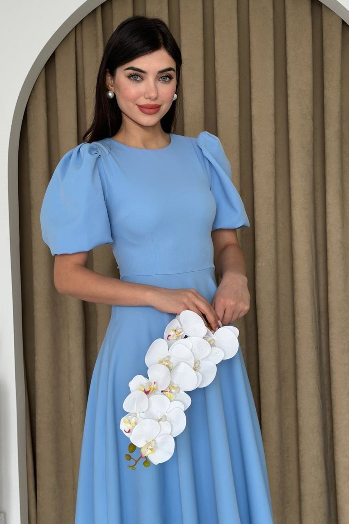 Abendkleid mit Rundhalsausschnitt, Midi-Länge und ausgestelltem Rock