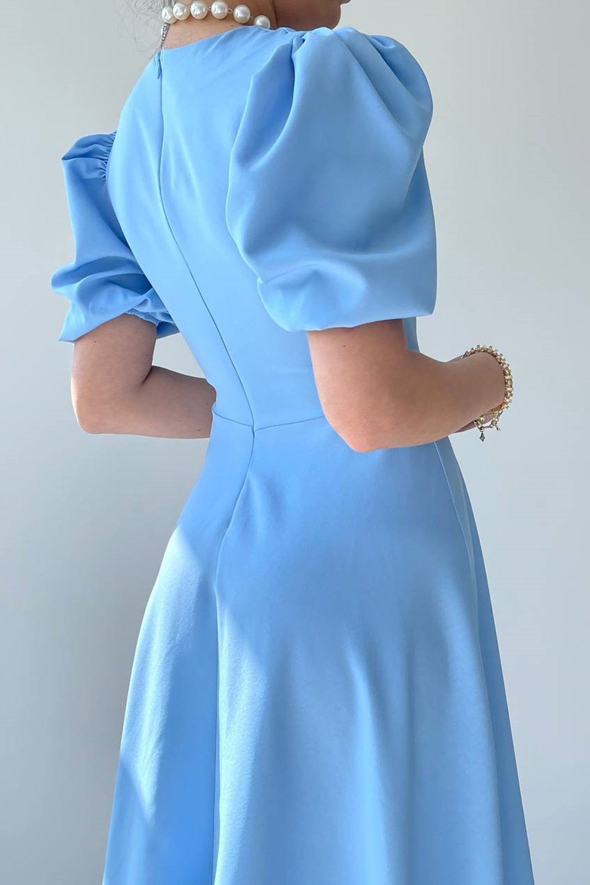 Abendkleid mit Rundhalsausschnitt, Midi-Länge und ausgestelltem Rock