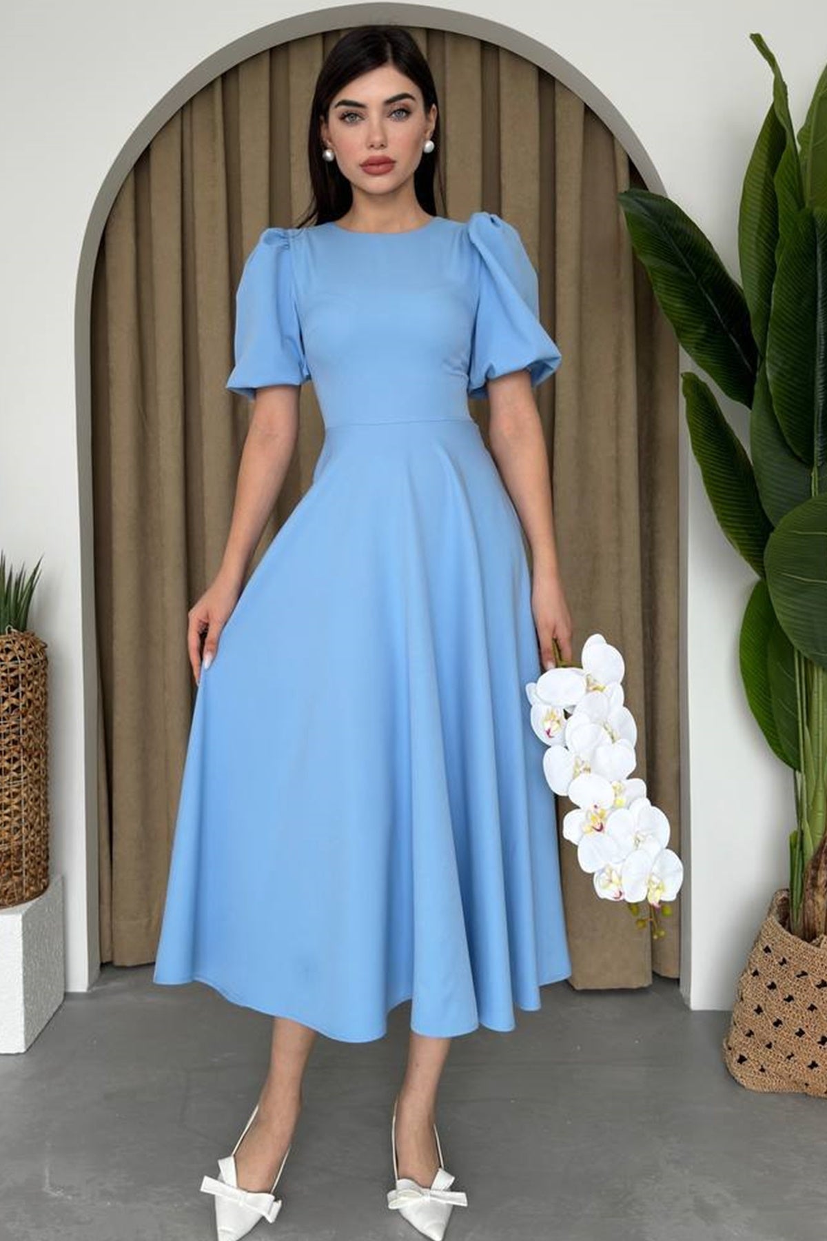 Abendkleid mit Rundhalsausschnitt, Midi-Länge und ausgestelltem Rock