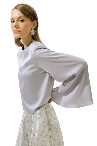 Schwarze Satinbluse mit weiten Ärmeln