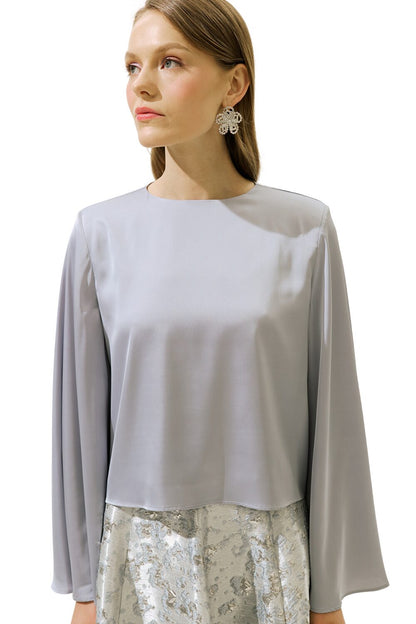 Schwarze Satinbluse mit weiten Ärmeln