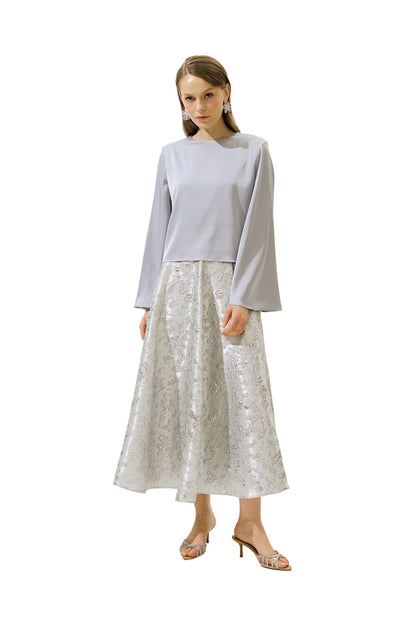 Schwarze Satinbluse mit weiten Ärmeln