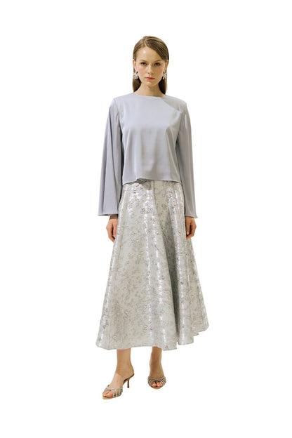 Schwarze Satinbluse mit weiten Ärmeln