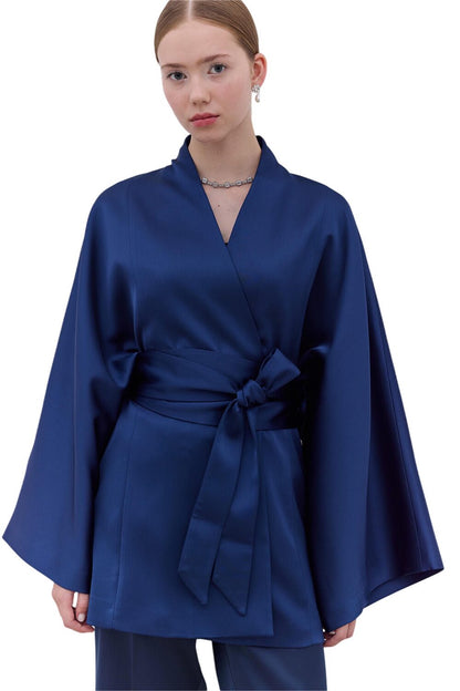 SCHWARZER KIMONO MIT SATINGÜRTEL