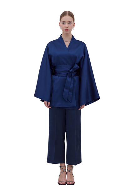 SCHWARZER KIMONO MIT SATINGÜRTEL