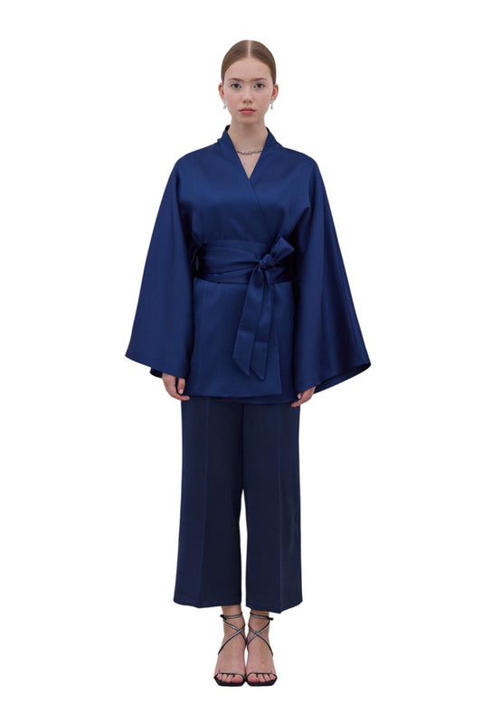 SCHWARZER KIMONO MIT SATINGÜRTEL