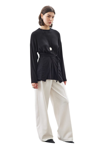 SCHWARZE BLUSE MIT BINDE IN DER TAILLE
