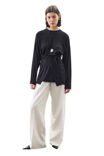 SCHWARZE BLUSE MIT BINDE IN DER TAILLE
