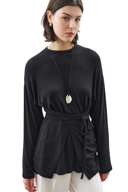 SCHWARZE BLUSE MIT BINDE IN DER TAILLE