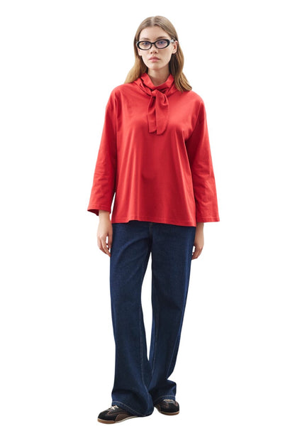 Schwarze Bluse mit hohem Kragen und Bindebandverschluss