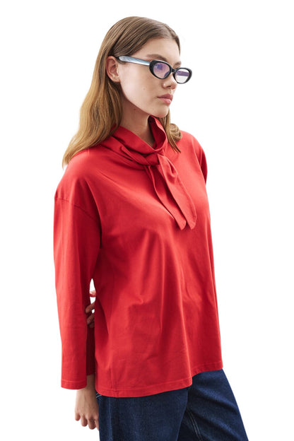 Schwarze Bluse mit hohem Kragen und Bindebandverschluss