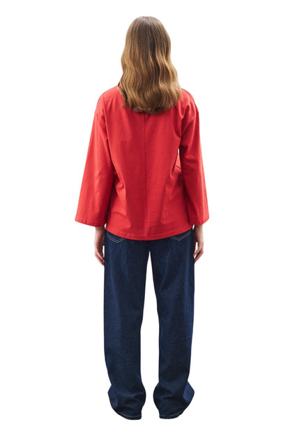 Schwarze Bluse mit hohem Kragen und Bindebandverschluss