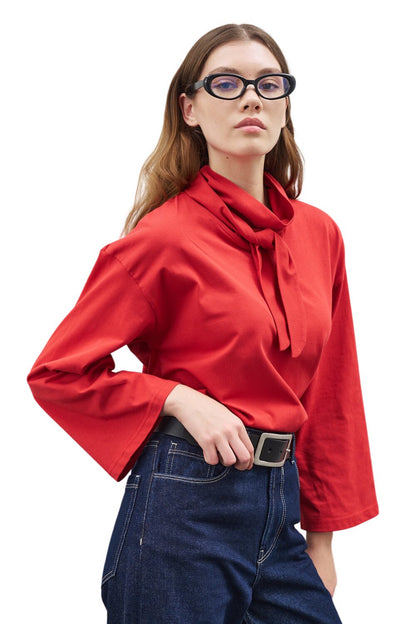 Schwarze Bluse mit hohem Kragen und Bindebandverschluss