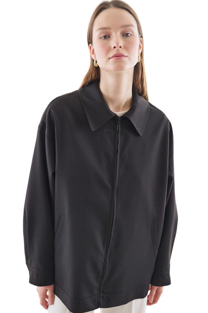 SCHWARZE JACKE MIT MANSCHETTEN