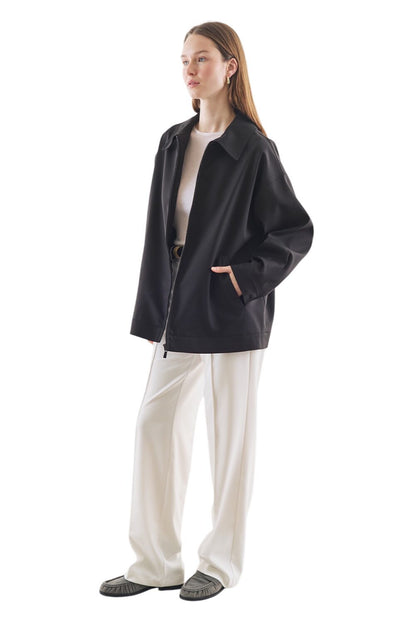 SCHWARZE JACKE MIT MANSCHETTEN