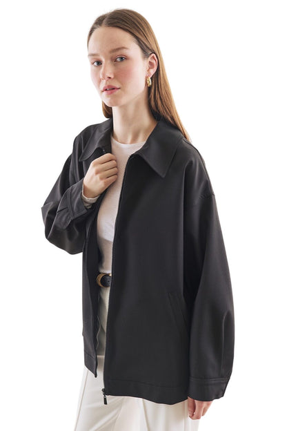 SCHWARZE JACKE MIT MANSCHETTEN