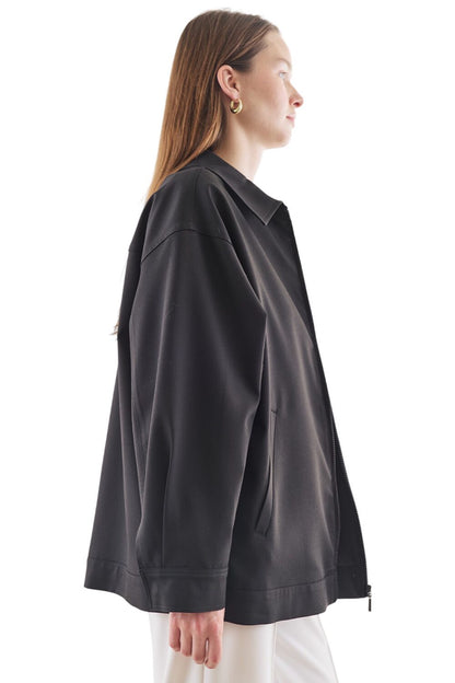 SCHWARZE JACKE MIT MANSCHETTEN