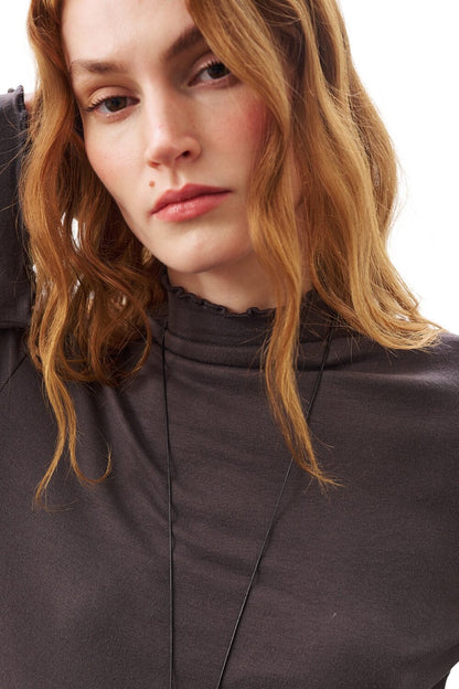 SCHWARZE ROLLKRAGENBLUSE