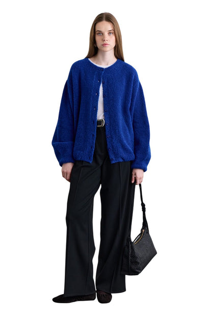 SCHWARZE STRICKJACKE MIT WEICHER STRUKTUR UND KNOPFVERSCHLUSS