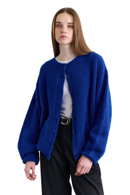 SCHWARZE STRICKJACKE MIT WEICHER STRUKTUR UND KNOPFVERSCHLUSS
