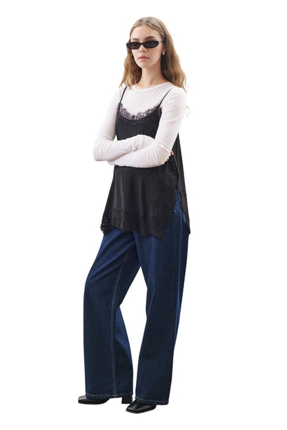 SCHWARZE TRÄGERLOSE BLUSE MIT SPITZENSTREIFEN