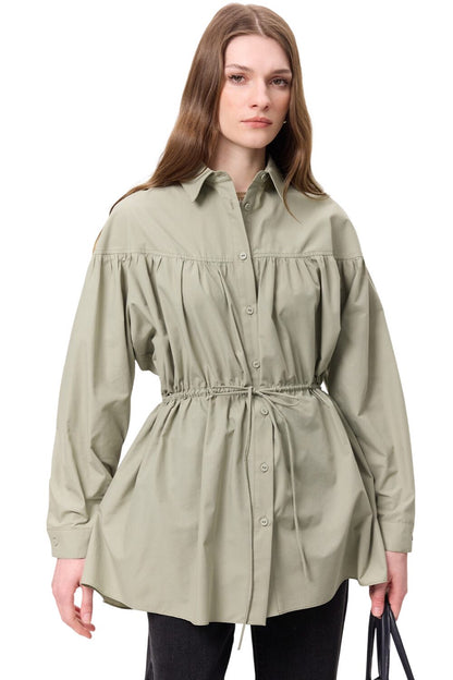 SCHWARZE TUNIKA MIT RUFENDETAILS