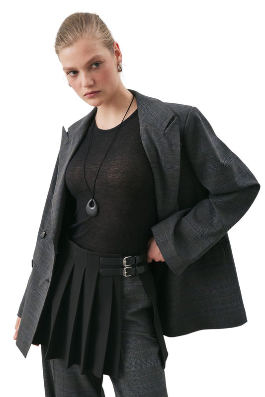 SCHWARZER PLISSIERTER ACCESSOIRE-ROCK MIT SCHNALLE