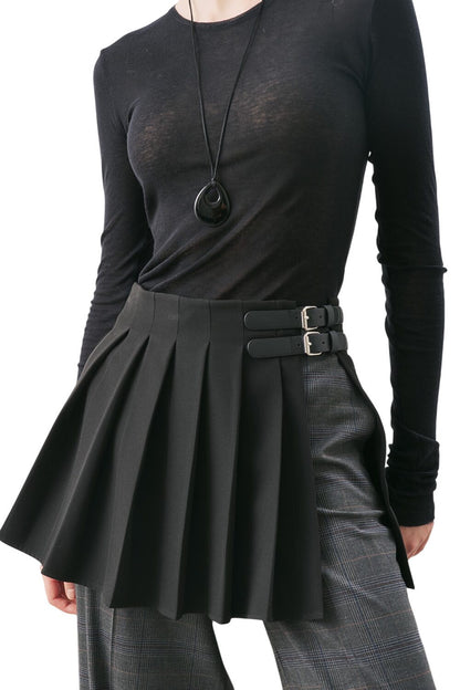 SCHWARZER PLISSIERTER ACCESSOIRE-ROCK MIT SCHNALLE
