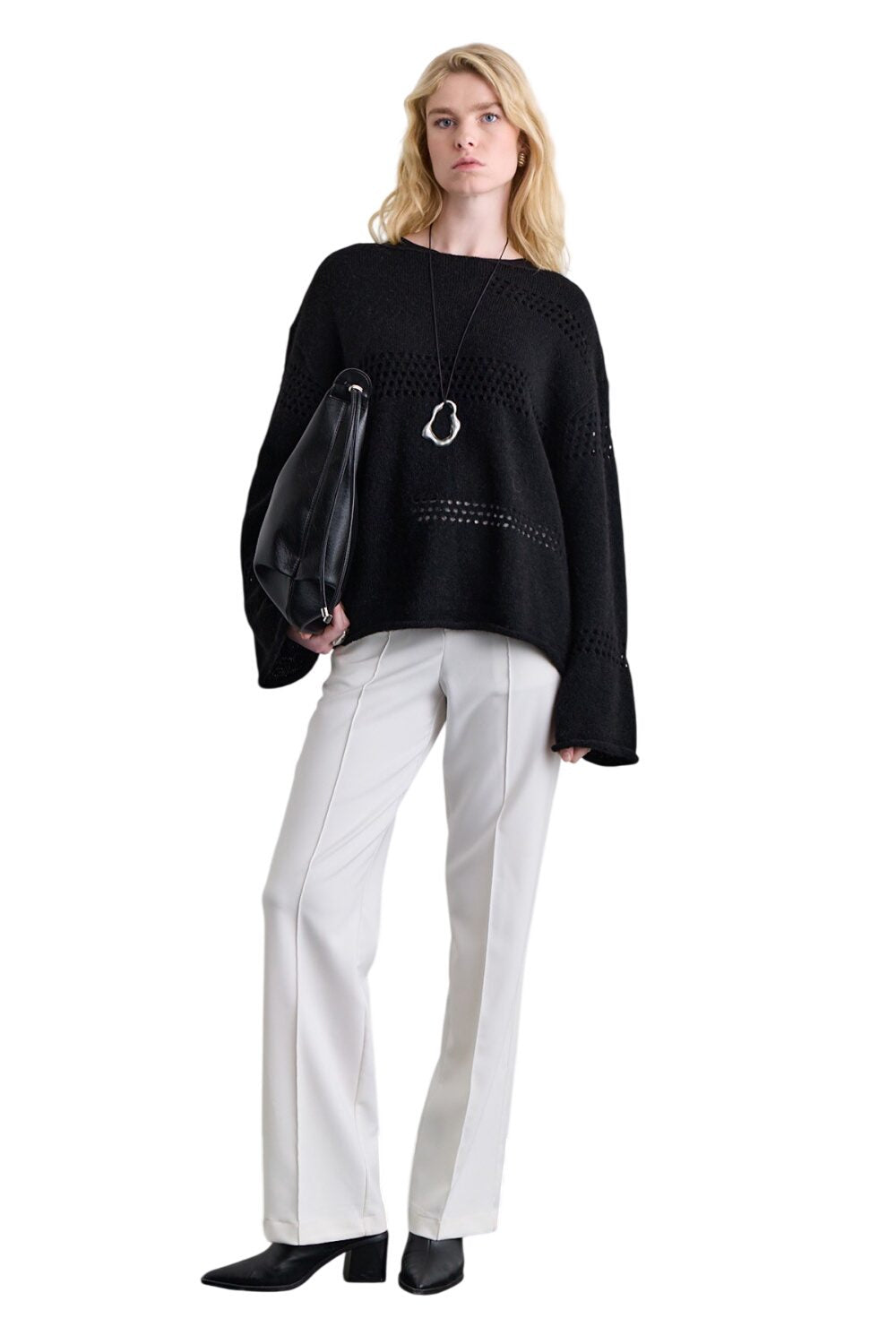 SCHWARZER PULLOVER MIT ABLAGE-STRICKMUSTER