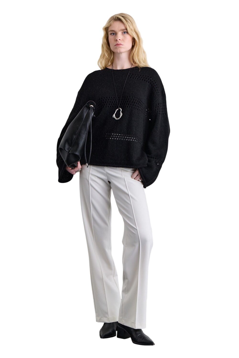 SCHWARZER PULLOVER MIT ABLAGE-STRICKMUSTER