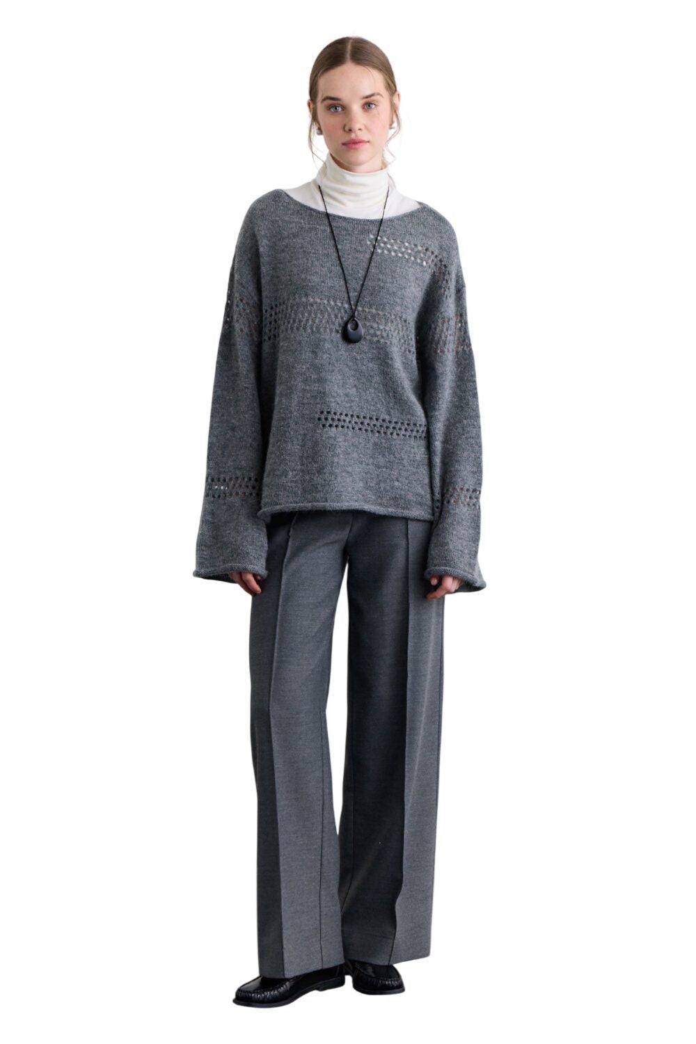 SCHWARZER PULLOVER MIT ABLAGE-STRICKMUSTER