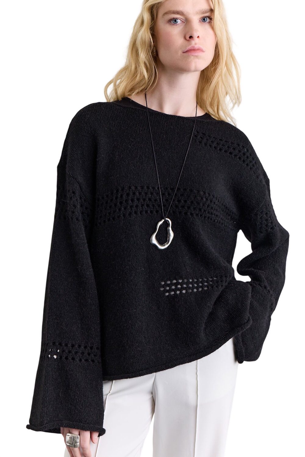 SCHWARZER PULLOVER MIT ABLAGE-STRICKMUSTER