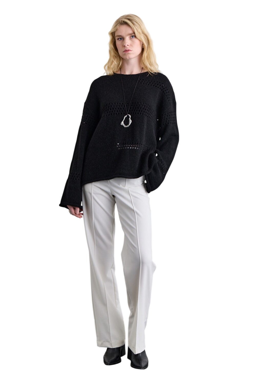 SCHWARZER PULLOVER MIT ABLAGE-STRICKMUSTER