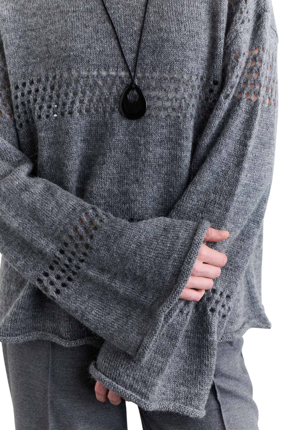 SCHWARZER PULLOVER MIT ABLAGE-STRICKMUSTER