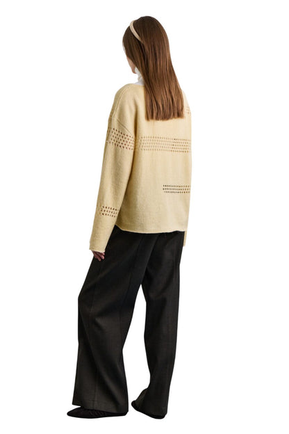 SCHWARZER PULLOVER MIT ABLAGE-STRICKMUSTER
