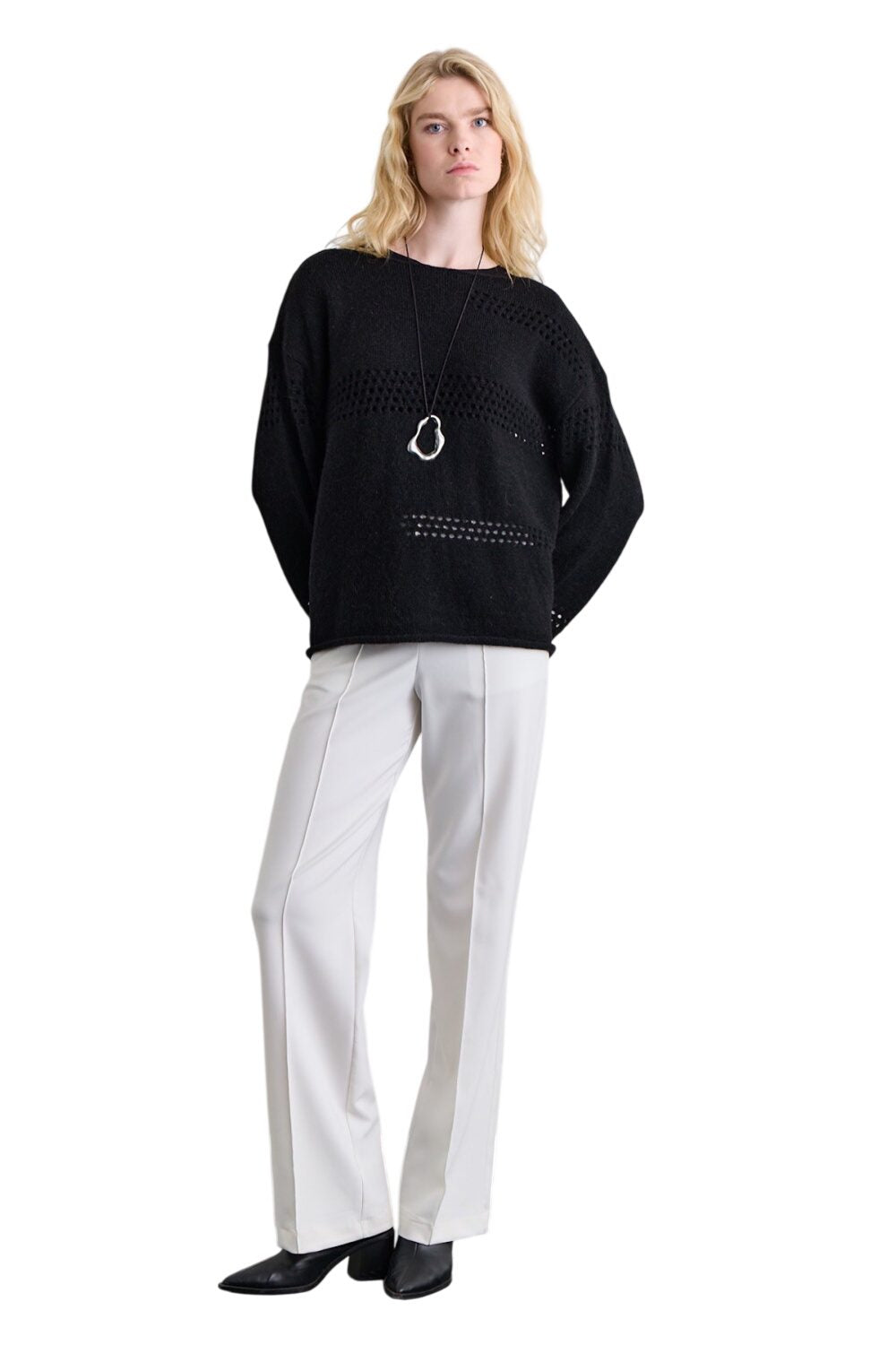 SCHWARZER PULLOVER MIT ABLAGE-STRICKMUSTER