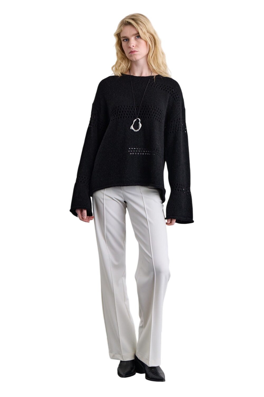 SCHWARZER PULLOVER MIT ABLAGE-STRICKMUSTER