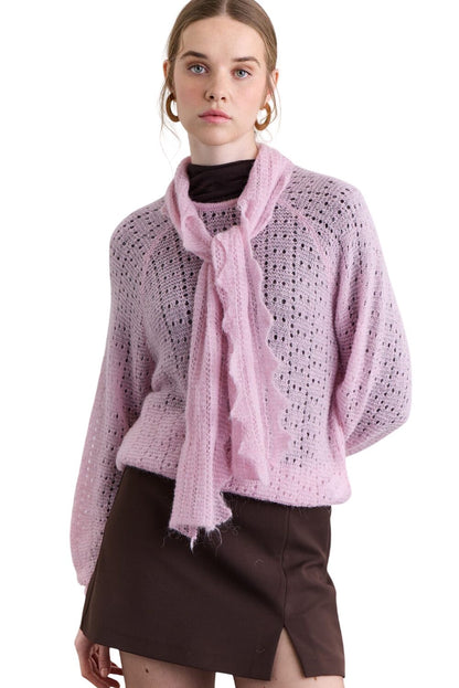 SCHWARZER PULLOVER MIT DURCHBLÄTTERTEN STRICKMUSTER UND KRAGEN.