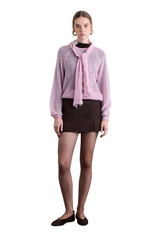 SCHWARZER PULLOVER MIT DURCHBLÄTTERTEN STRICKMUSTER UND KRAGEN.