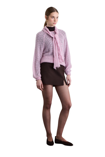 SCHWARZER PULLOVER MIT DURCHBLÄTTERTEN STRICKMUSTER UND KRAGEN.