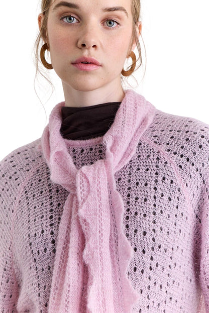 SCHWARZER PULLOVER MIT DURCHBLÄTTERTEN STRICKMUSTER UND KRAGEN.