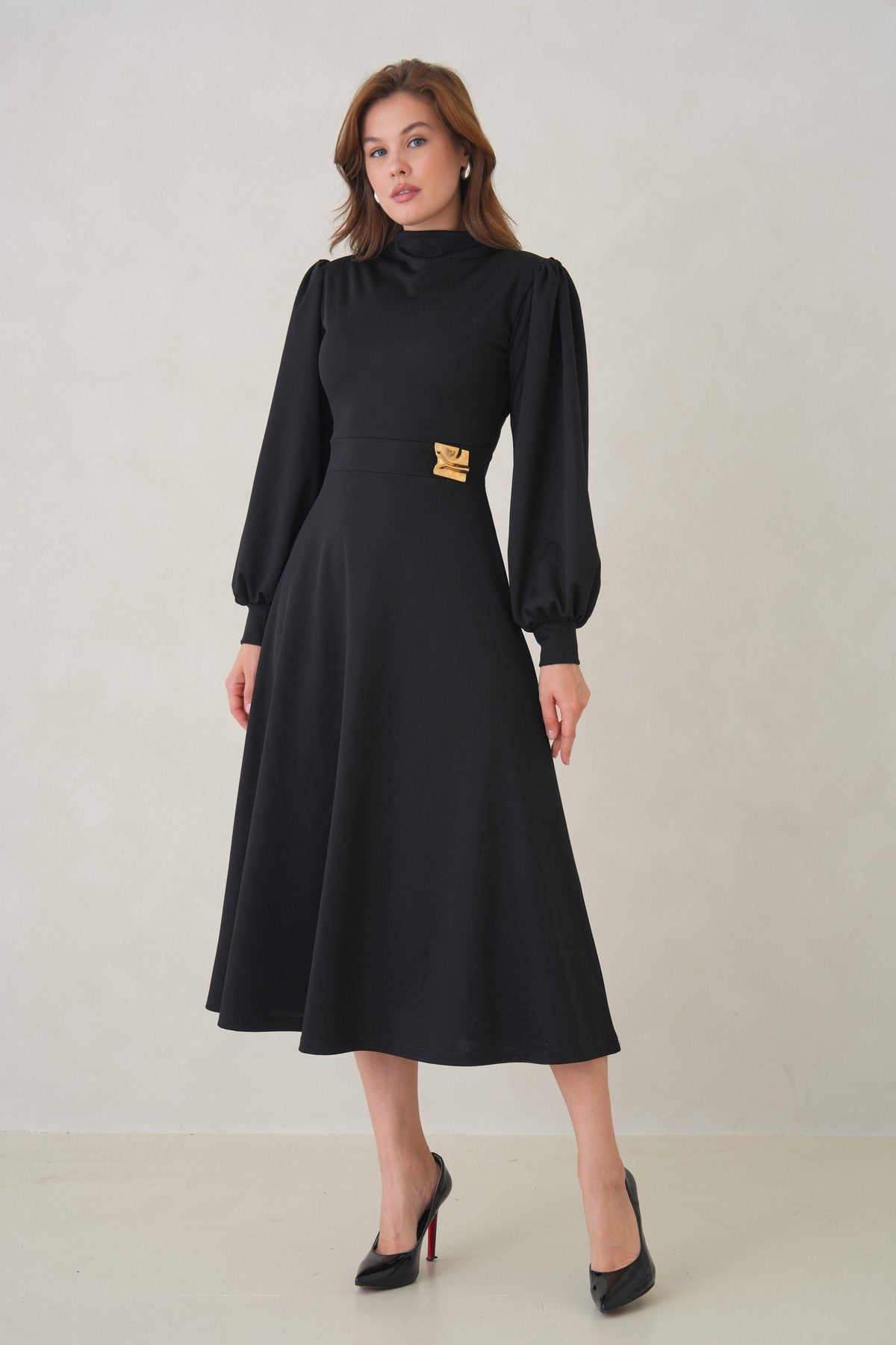 Langärmeliges, ausgestelltes Midikleid