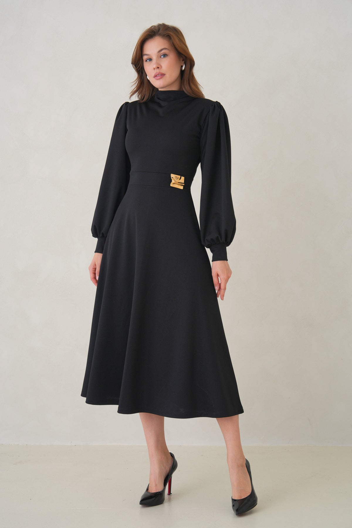 Langärmeliges, ausgestelltes Midikleid
