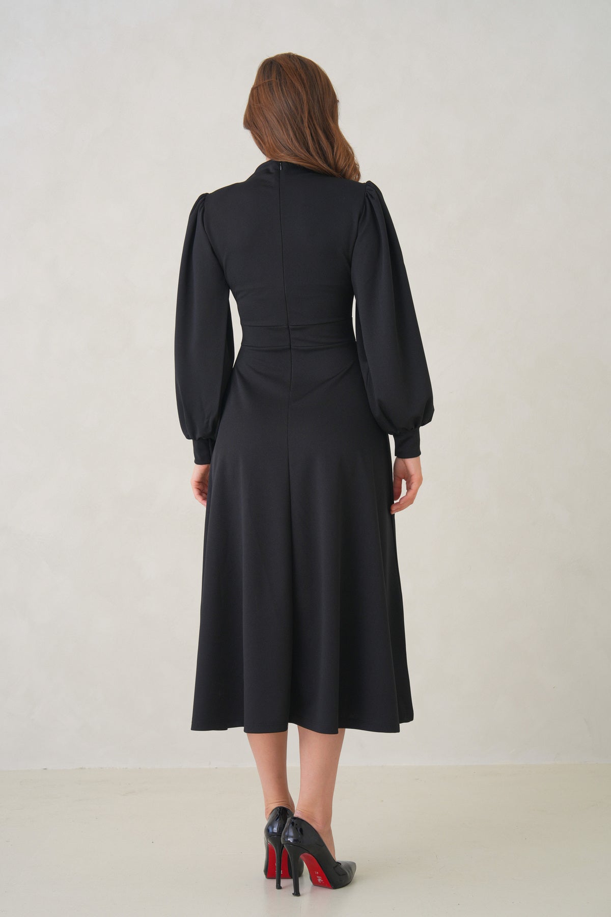 Langärmeliges, ausgestelltes Midikleid