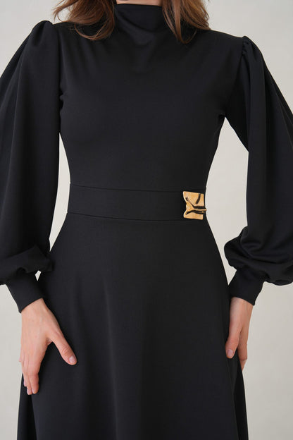 Langärmeliges, ausgestelltes Midikleid